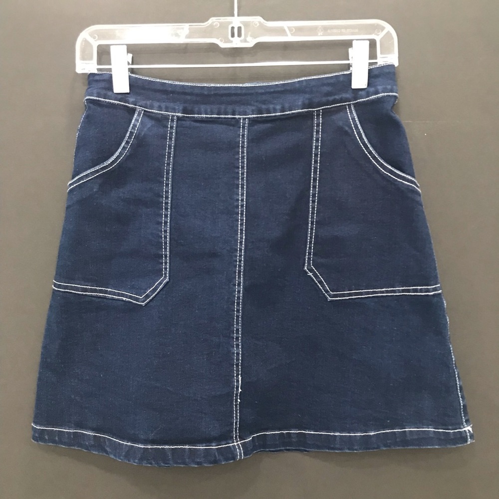 Vintage style dark denim skirt with white stitching - medium 🕶️